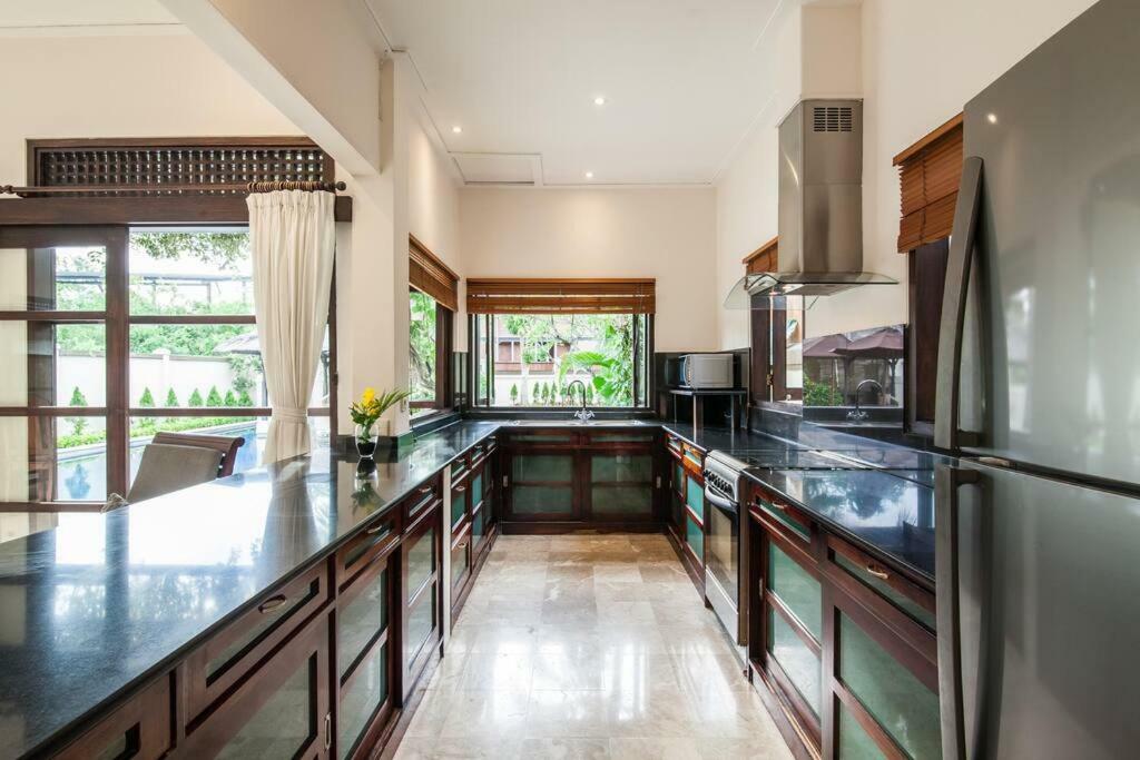 9-br Top Luxury Beachfront Pool Bali Villa *