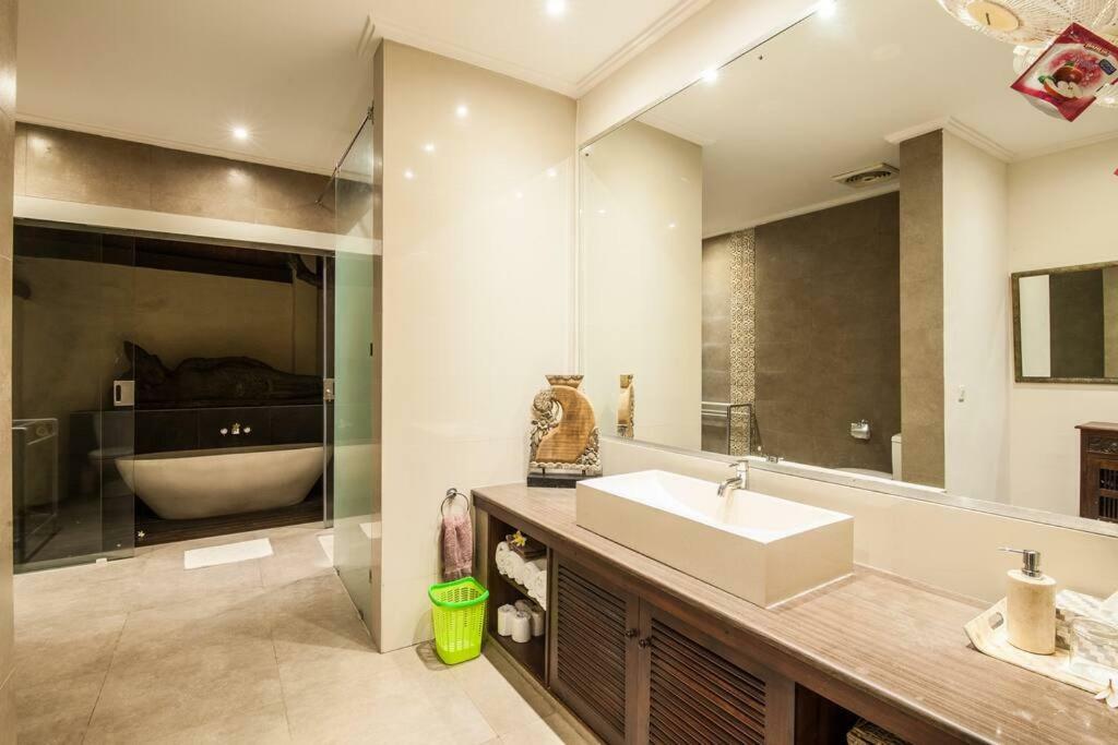 9-br Top Luxury Beachfront Pool Bali Villa *