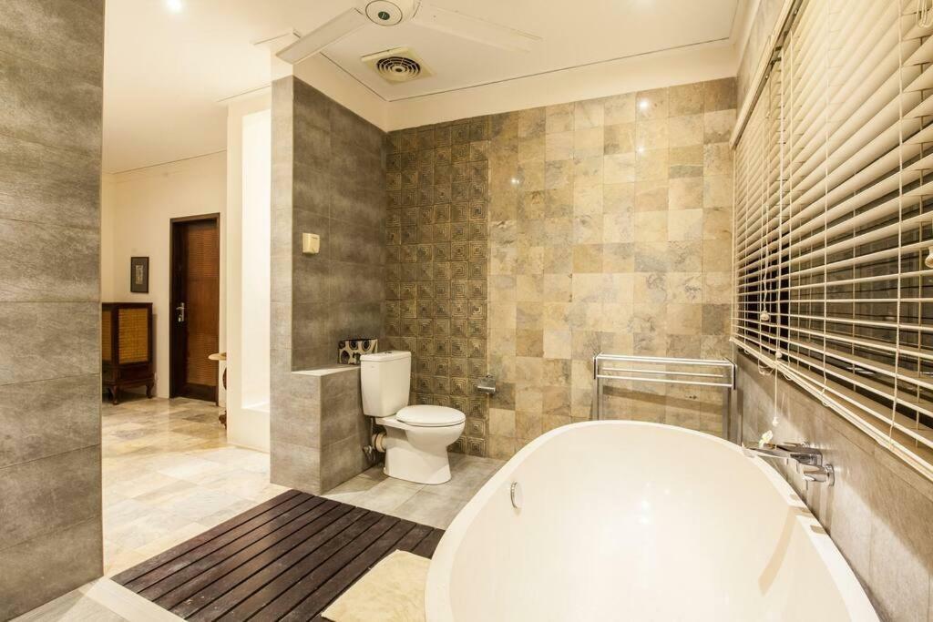 9-br Top Luxury Beachfront Pool Bali Villa Seminyak (Bali)